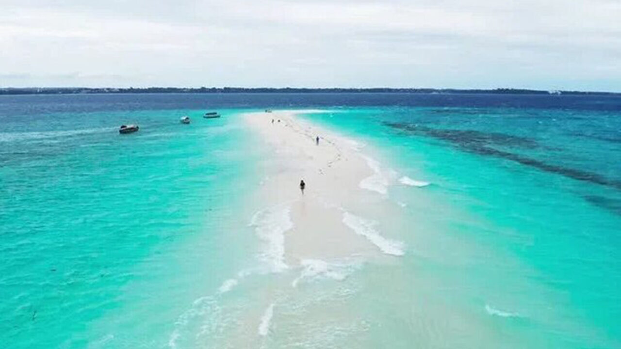 Turquoise water and white sand at the Nakupenda sandbank near Zanzibar