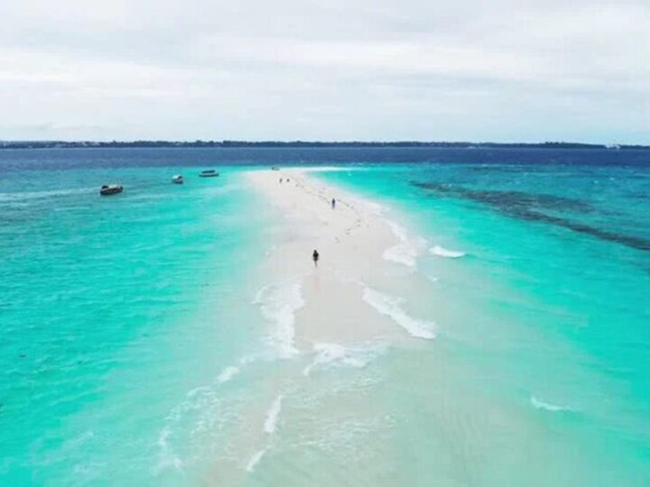 Turquoise water and white sand at the Nakupenda sandbank near Zanzibar